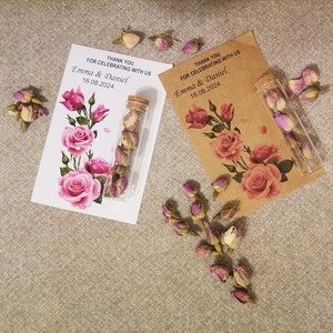 Als Hochzeitsgastgeschenk personalisierte Danksagungskarte mit Rosentee in Glasröhrchen.