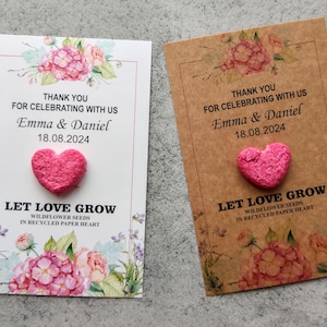Como lembrancinha de casamento, cartão de agradecimento personalizado com sementes de flores silvestres plantáveis em coração de papel reciclado.