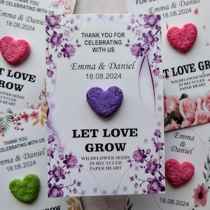 Como lembrancinha de casamento, cartão de agradecimento personalizado com sementes de flores silvestres plantáveis em coração de papel reciclado.