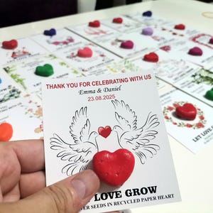 Como lembrancinha de casamento, cartão de agradecimento personalizado com sementes de flores silvestres plantáveis em coração de papel reciclado.