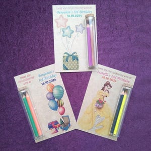 Comme cadeau d'anniversaire, carte de remerciement personnalisée avec des crayons de couleurs mélangées dans un tube de verre.