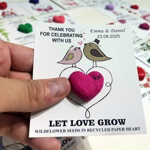 Como lembrancinha de casamento, cartão de agradecimento personalizado com sementes de flores silvestres plantáveis em coração de papel reciclado.