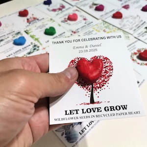 Als Gastgeschenk zur Hochzeit, personalisierte Dankeskarte mit pflanzbaren Wildblumensamen im Herz aus recyceltem Papier.