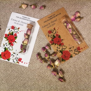 Como lembrancinha de casamento, cartão de agradecimento personalizado com chá de rosas em tubo de vidro.