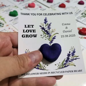 Como lembrancinha de casamento, cartão de agradecimento personalizado com sementes de flores silvestres plantáveis em coração de papel reciclado.