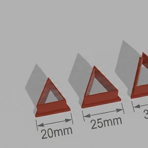 Puede incluir: Un conjunto de cinco cortadores triangulares rojos para arcilla polimérica, de 20mm a 40mm. Se muestran las dimensiones. La marca "Pampa Cutters" es visible. Estas herramientas están diseñadas para manualidades.