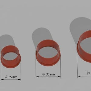 Puede incluir: Juego de cinco cortadores de galletas circulares de color rojo anaranjado. Tamaños de 20 mm a 40 mm de diámetro. El texto "PAMPA CUTTERS" se muestra encima de los cortadores, con texto adicional debajo.