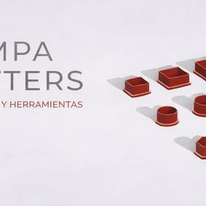 Puede incluir: Una colección de cortadores de arcilla polimérica roja en varias formas geométricas, incluyendo cuadrados, círculos y hexágonos. Los cortadores están dispuestos sobre una superficie blanca. El logotipo "PAMPA CUTTERS" es visible.