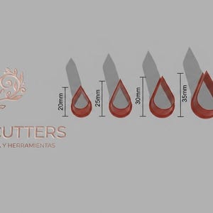 Puede incluir: Cortadores rojos en forma de lágrima para arcilla polimérica, de 20mm a 40mm de altura. Los cortadores están dispuestos en fila, con dimensiones etiquetadas. El logotipo "PAMPA CUTTERS" también es visible.