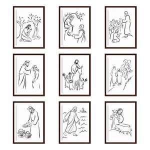 Op de afbeelding: Negen ingelijste zwart-wit lijntekeningen die bijbelse scènes uitbeelden. Elke prent toont een andere scène, met figuren in verschillende poses, zoals bidden, lesgeven en wonderen verrichten. De lijsten zijn donkerbruin.