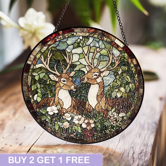 ステンドグラスの鹿と自然の風景 - 自然愛好家のための雄大な野生動物