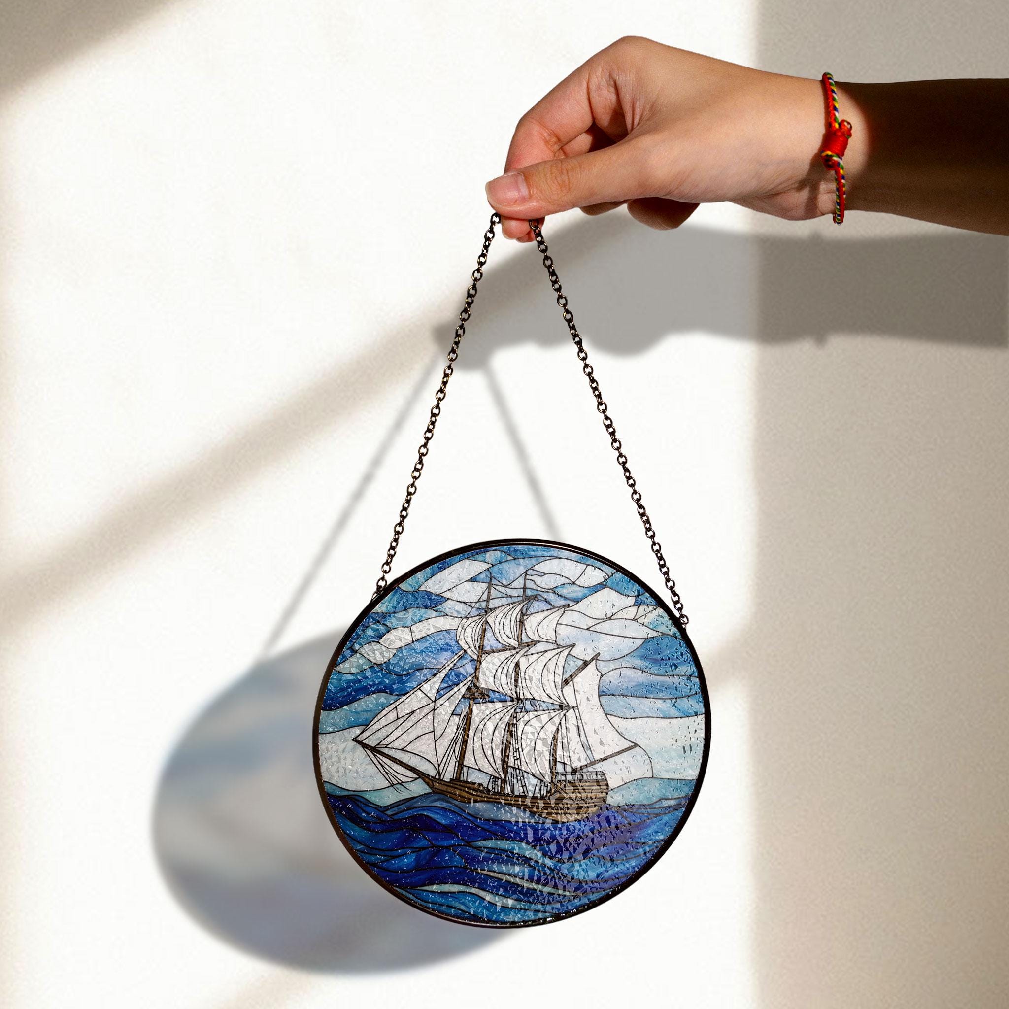 海の波と青い空を描いたステンドグラスの帆船パネル、航海用の窓や壁の