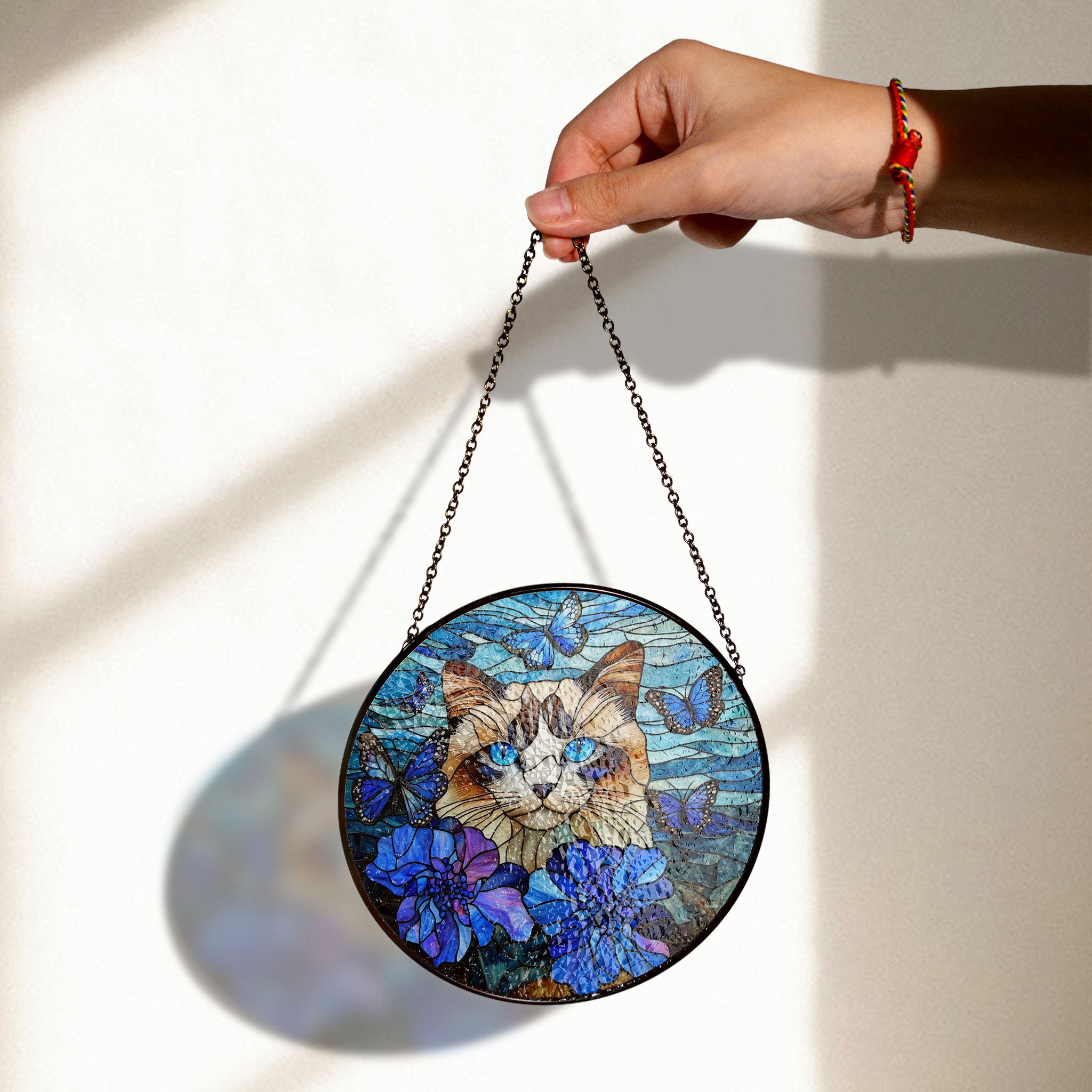 青い目の猫と蝶と花のステンドグラスアート - 気まぐれな猫の自然風景