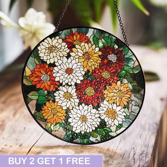 鮮やかなオレンジ、赤、白の花々が描かれた、明るい花柄のステンド