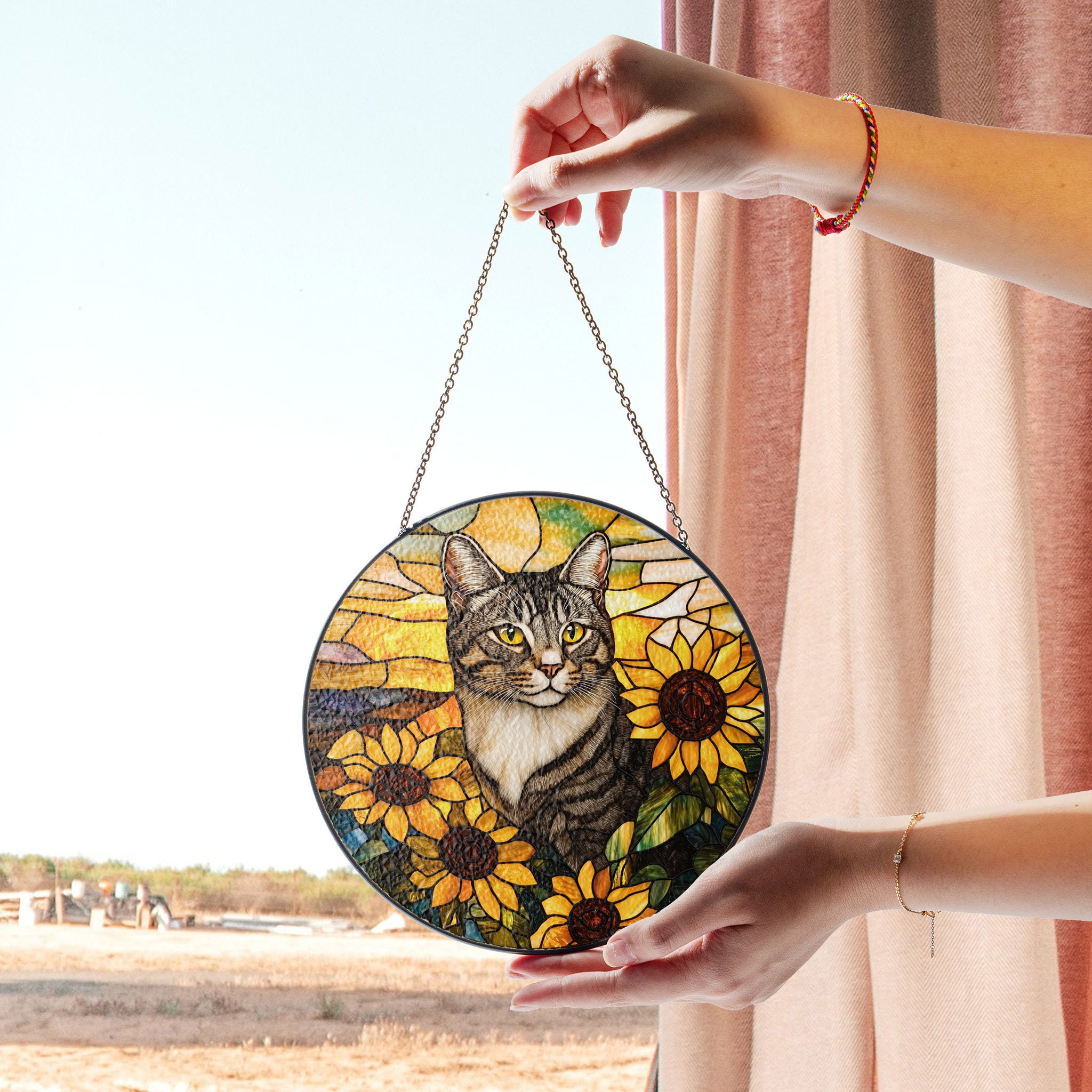 ハンドメイド ステンドグラスキルトタペストリー　猫とひまわり ひまわりとトラ猫のステンドグラスアート - 明るく温かみのある猫の窓