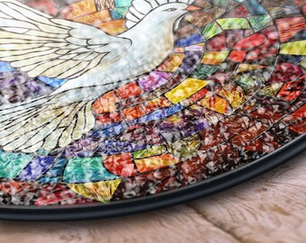 花に囲まれた幸運の二羽の鳩 ヴィンテージ ステンドグラス 平和の象徴 鳥 花柄 平和の鳩のステンドグラスパネル - 鮮やかなマルチカラーデザインの
