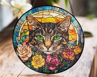 Vacker katt i målat glas med färgglad blommig omgivning, fönsterhängande konst