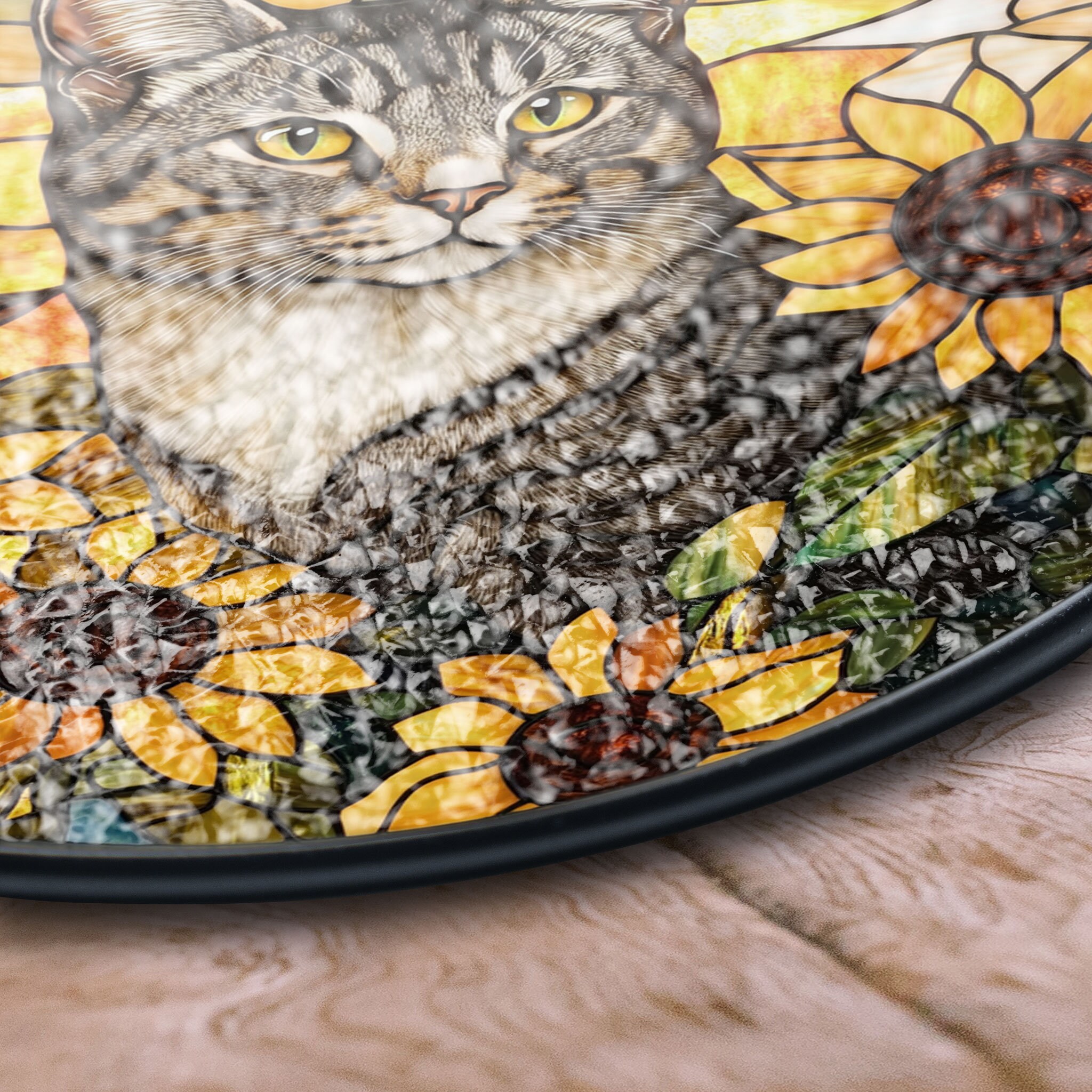 ハンドメイド ステンドグラスキルトタペストリー　猫とひまわり ひまわりとトラ猫のステンドグラスアート - 明るく温かみのある猫の窓