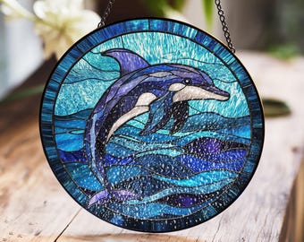 イルカのステンドグラスサンキャッチャー、青い花が飾られた海の