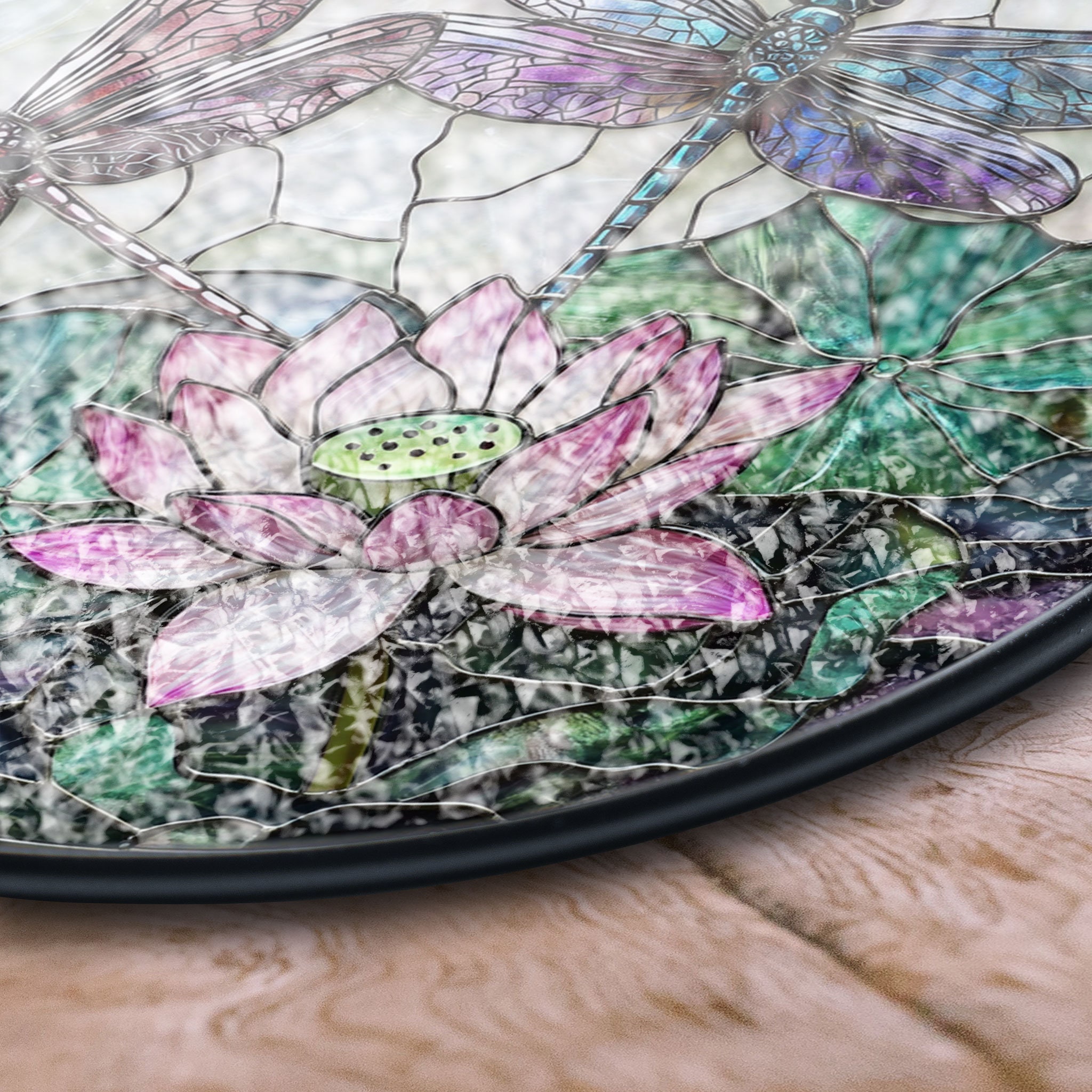 トンボと蓮の花が描かれたステンドグラスの窓掛け - エレガントな花柄