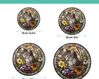 グレーのトラ猫のステンドグラスサンキャッチャー、花柄の窓飾り