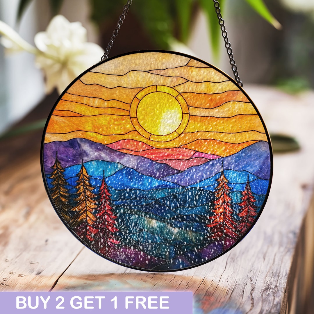 輝く太陽と色鮮やかな森を描いた、鮮やかな山の夕日のステンドグラス