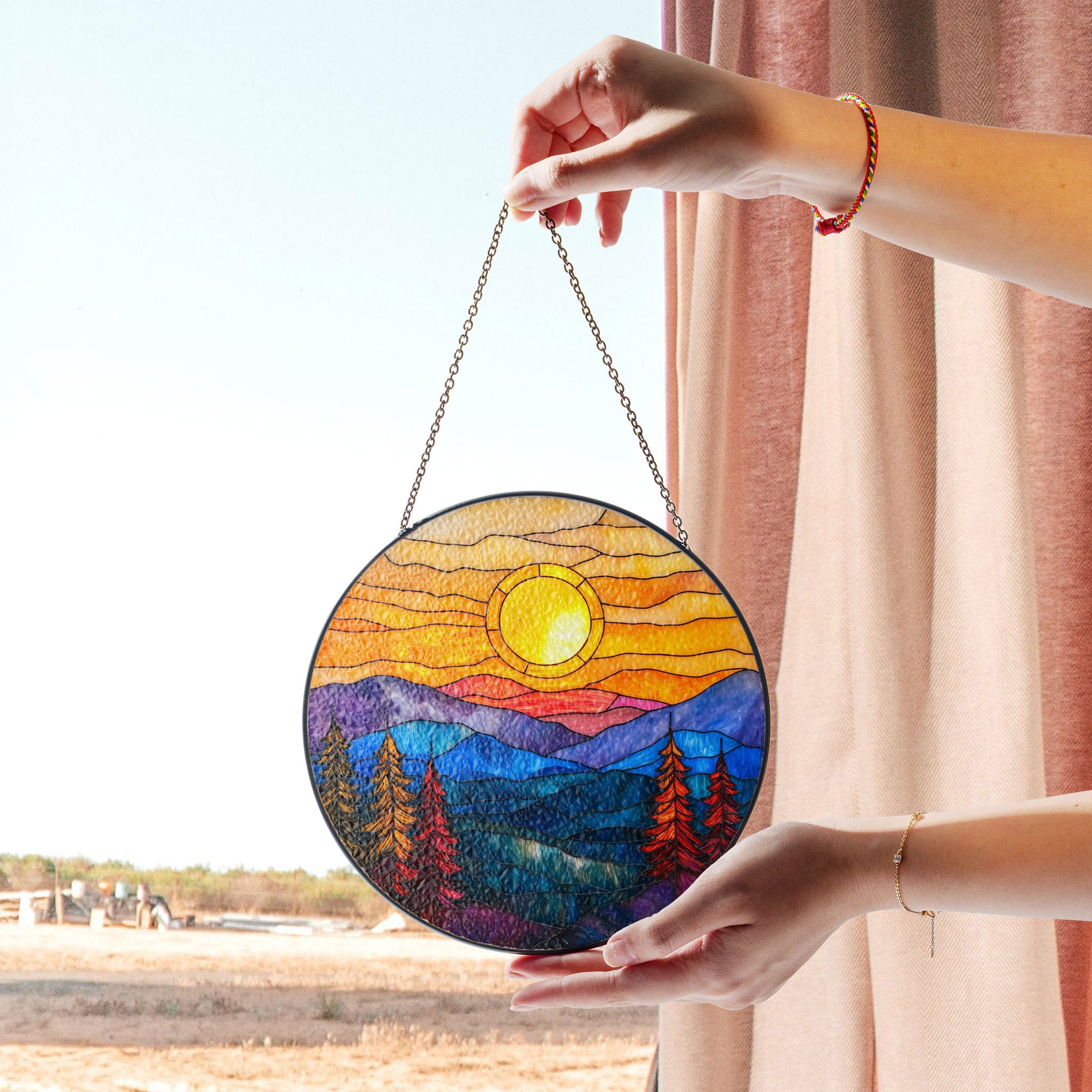 鮮やかな山の夕日と輝く太陽、色鮮やかな森を描いたステンドグラス