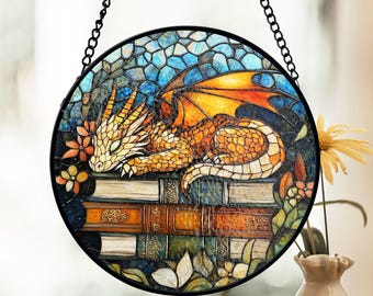 Dragon glas-in-lood suncatcher, slapende draak op boeken, fantasie raamdecoratie, mythisch huisaccent, cadeau voor boekenliefhebbers