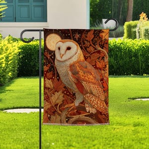 Puede incluir: Una bandera de jardín con una ilustración detallada de un búho común posado en una rama. El búho tiene la cara y el pecho blancos, con alas naranjas y marrones. El fondo es una noche oscura y estrellada con hojas de otoño.
