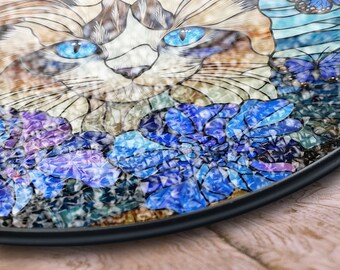蝶々を見つめる可愛い子猫 ヴィンテージ ステンドグラス お花畑 絵画 美術館 青い目の猫と蝶と花のステンドグラスアート - 気まぐれな猫の自然風景