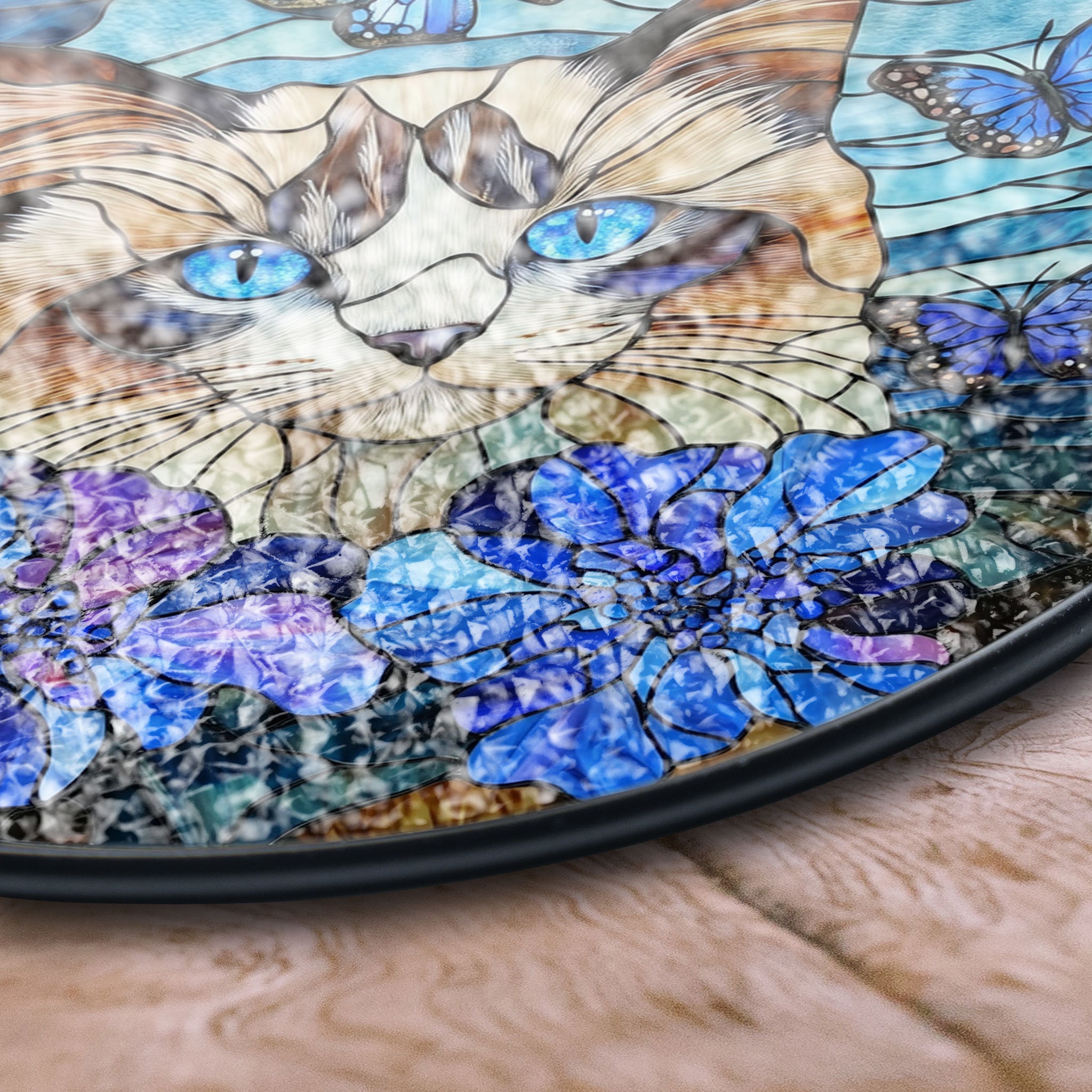 青い目の猫と蝶と花のステンドグラスアート - 気まぐれな猫の自然風景