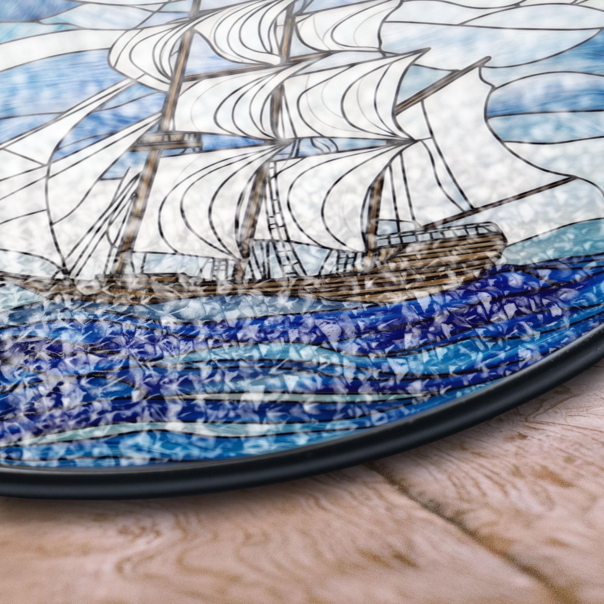 海の波と青い空を描いたステンドグラスの帆船パネル、航海用の窓や壁の