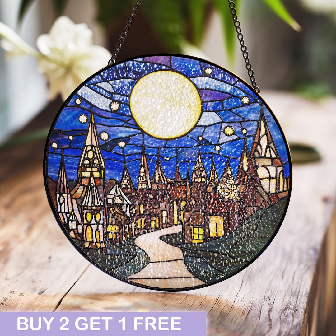 輝く月明かりの村のステンドグラスアート - 明るい月と星空の夜の建築