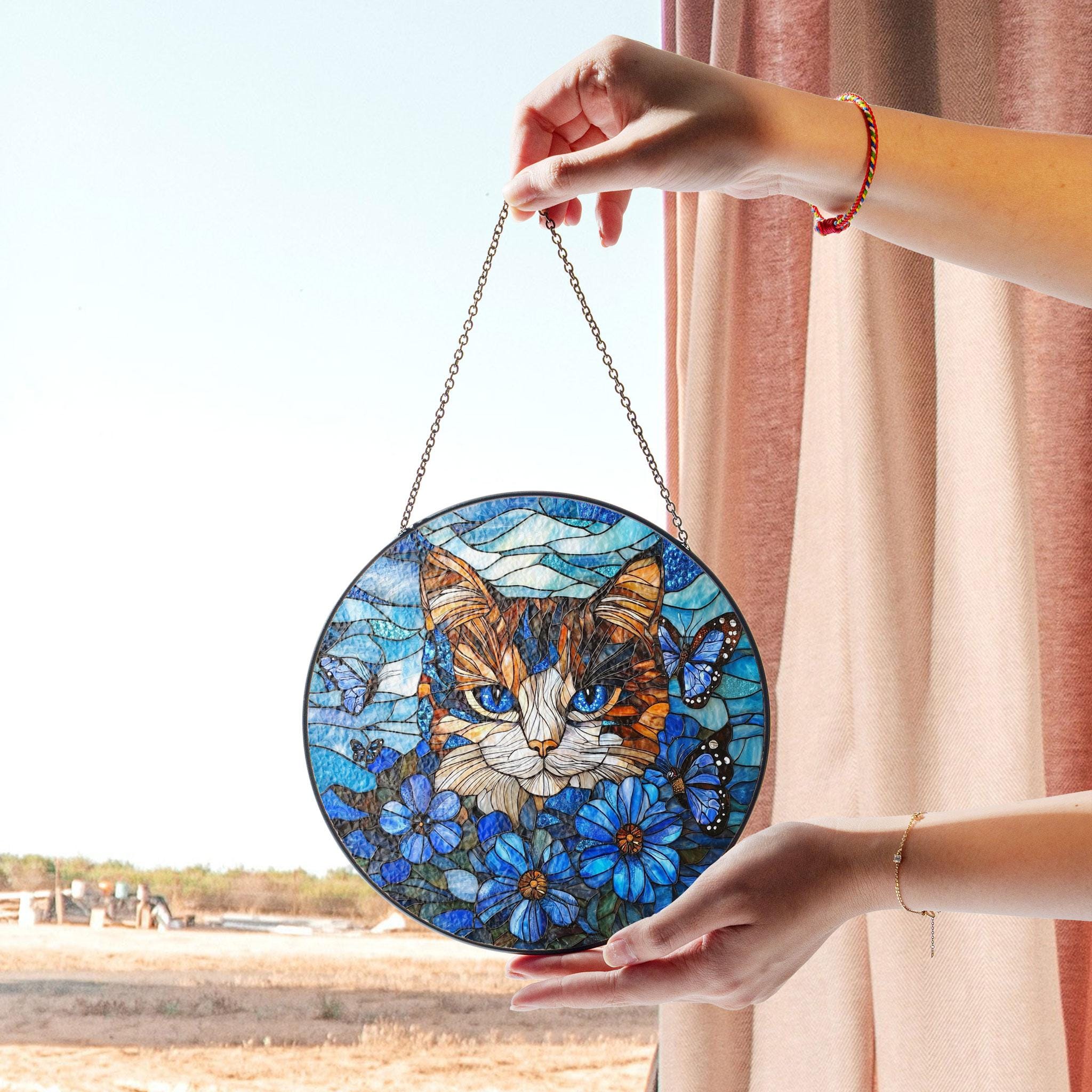鮮やかな青い猫と蝶と花のステンドグラスアート - 自然をモチーフに