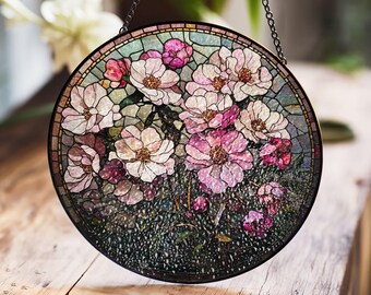 Vitral decorativo con motivos florales y elegantes flores rosas y blancas.