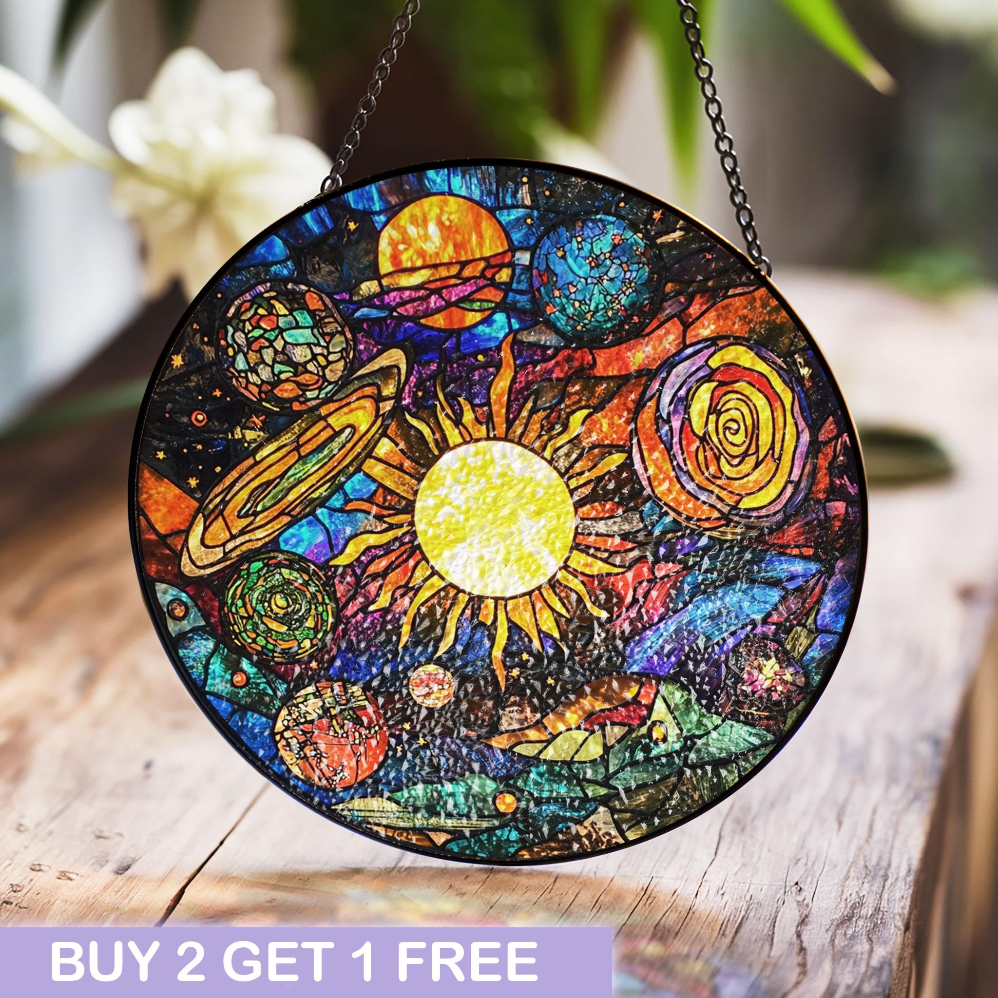 壁や窓に飾る、カラフルな惑星と輝く太陽を描いた太陽系ステンドグラス