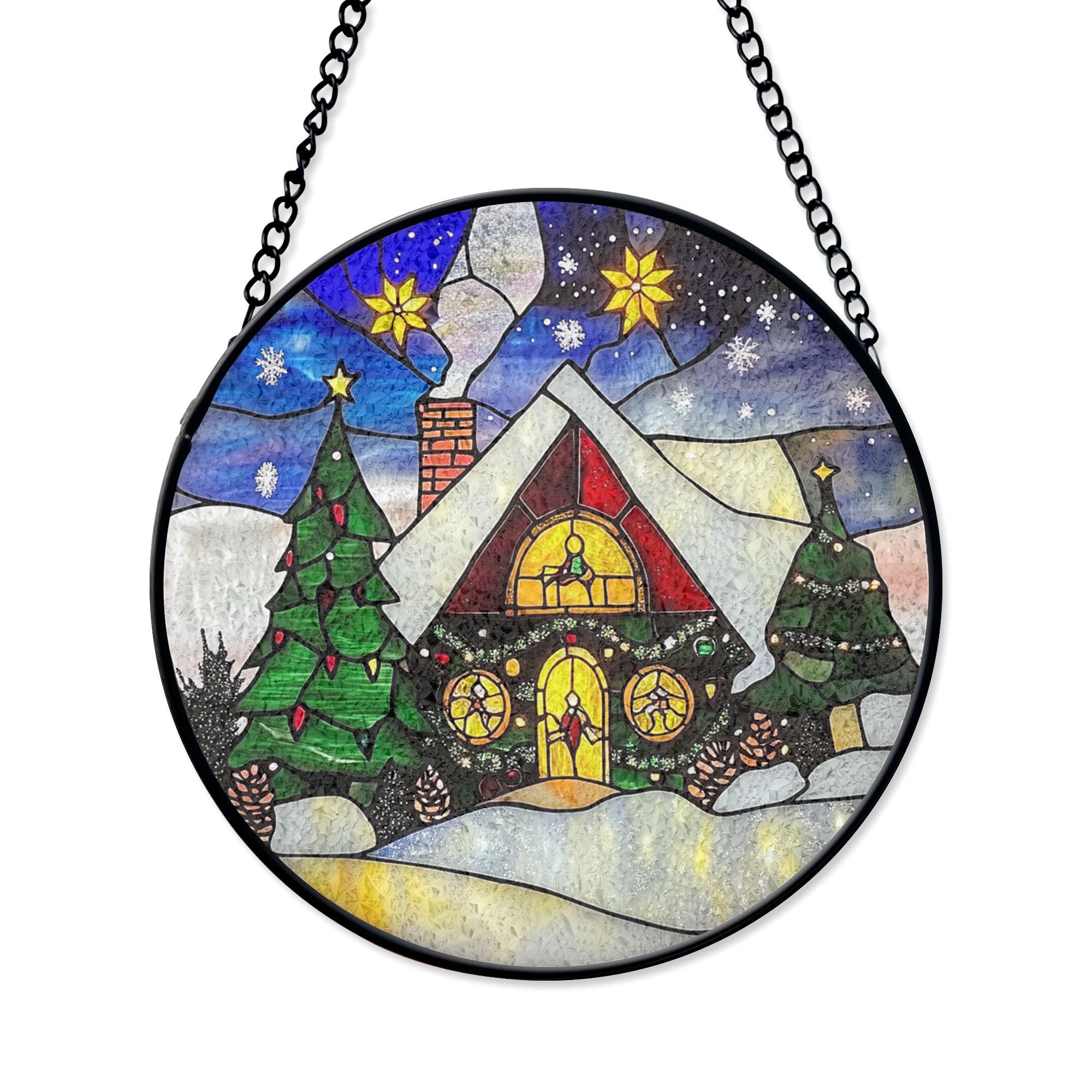 星とクリスマスツリーが描かれた雪のコテージのステンドグラスパネル