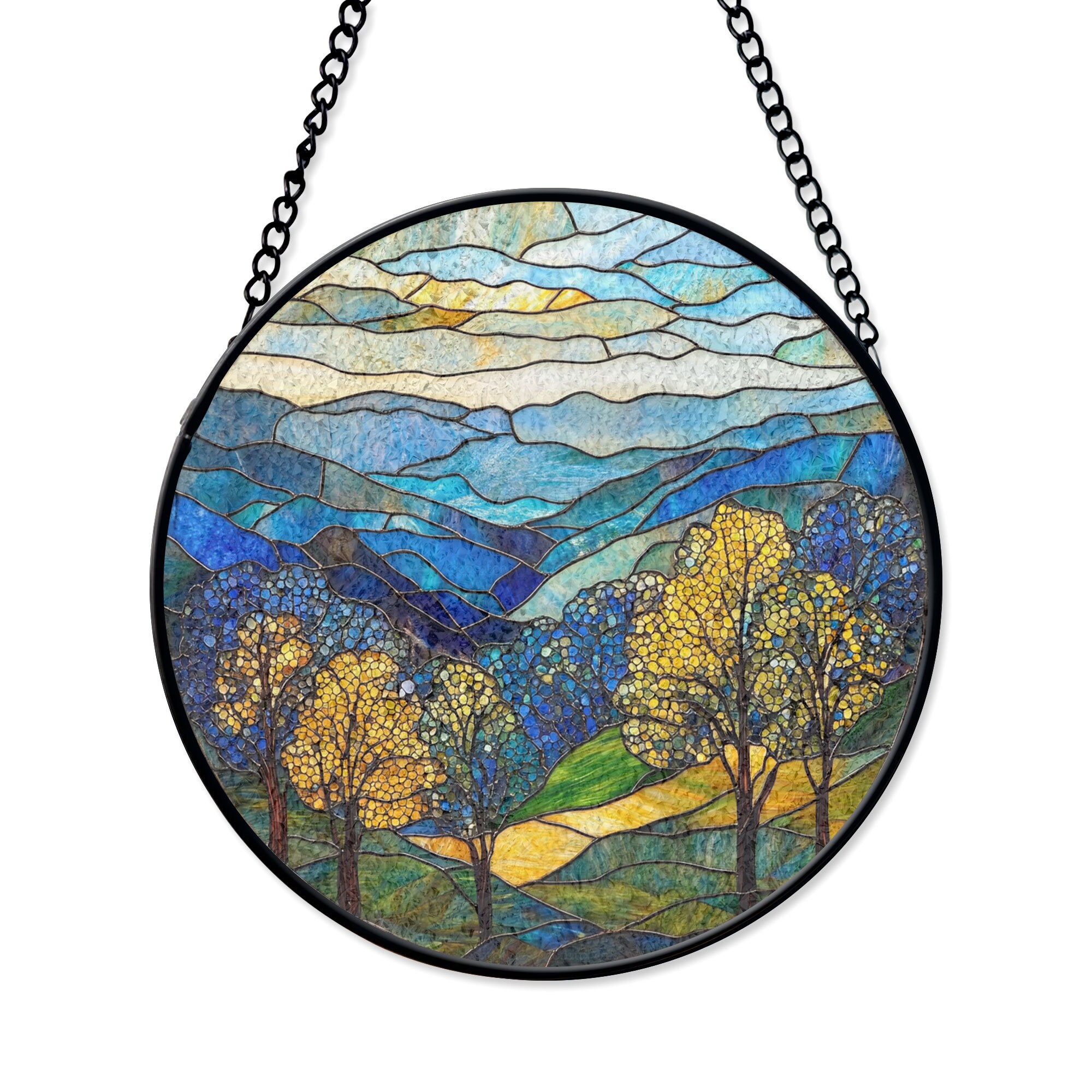 鮮やかな木々となだらかな丘が描かれた美しいステンドグラスの風景