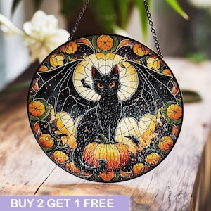 コウモリの翼を持つ黒猫のステンドグラスアート – カボチャと満月を使った不気味なハロウィーンの装飾