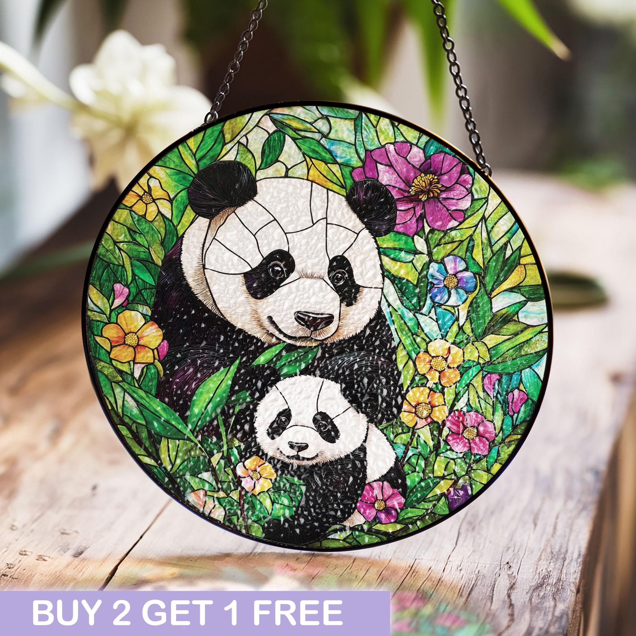 パンダファミリーのステンドグラスパネル - 鮮やかな花と竹の野生動物