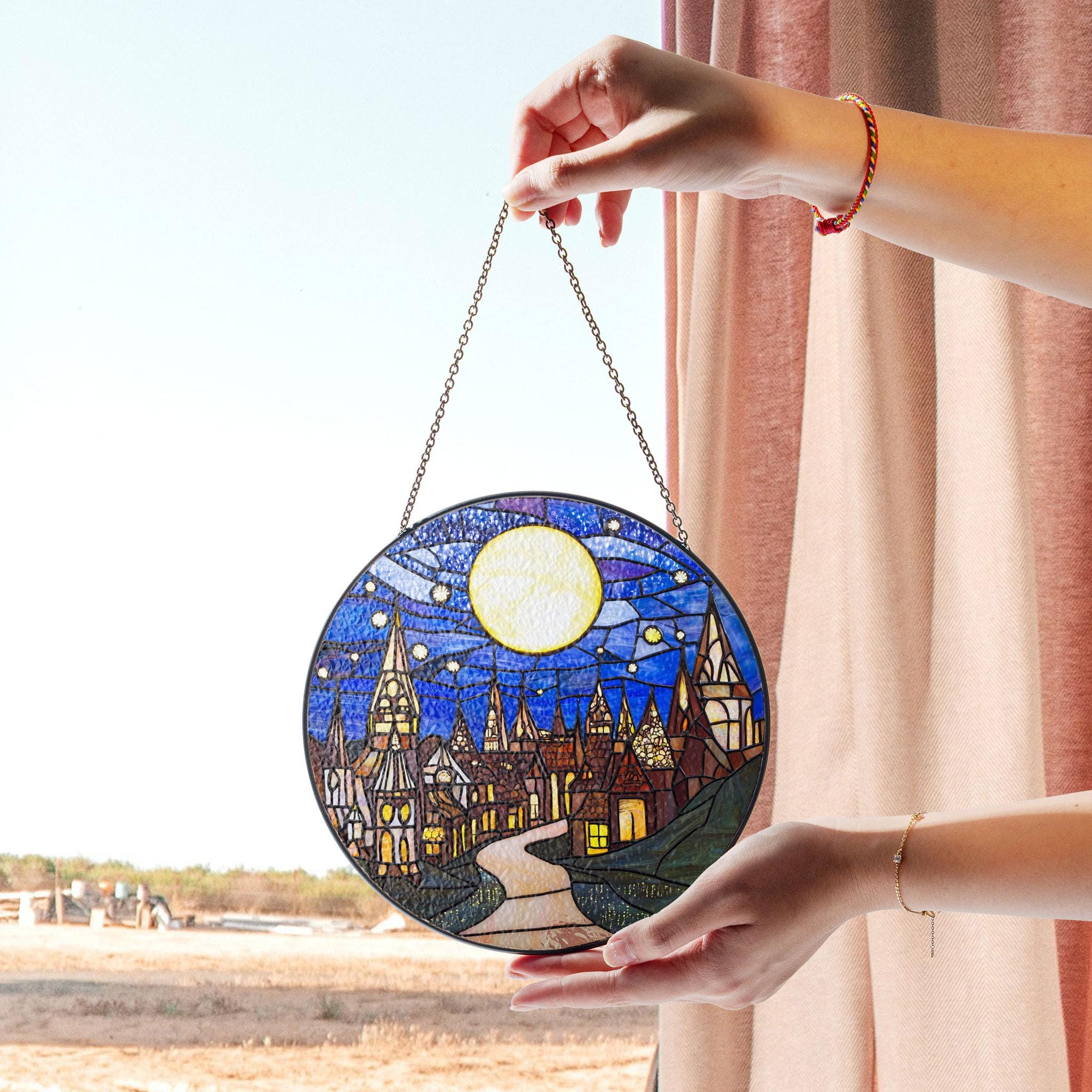 輝く月明かりの村のステンドグラスアート - 明るい月と星空の夜の建築