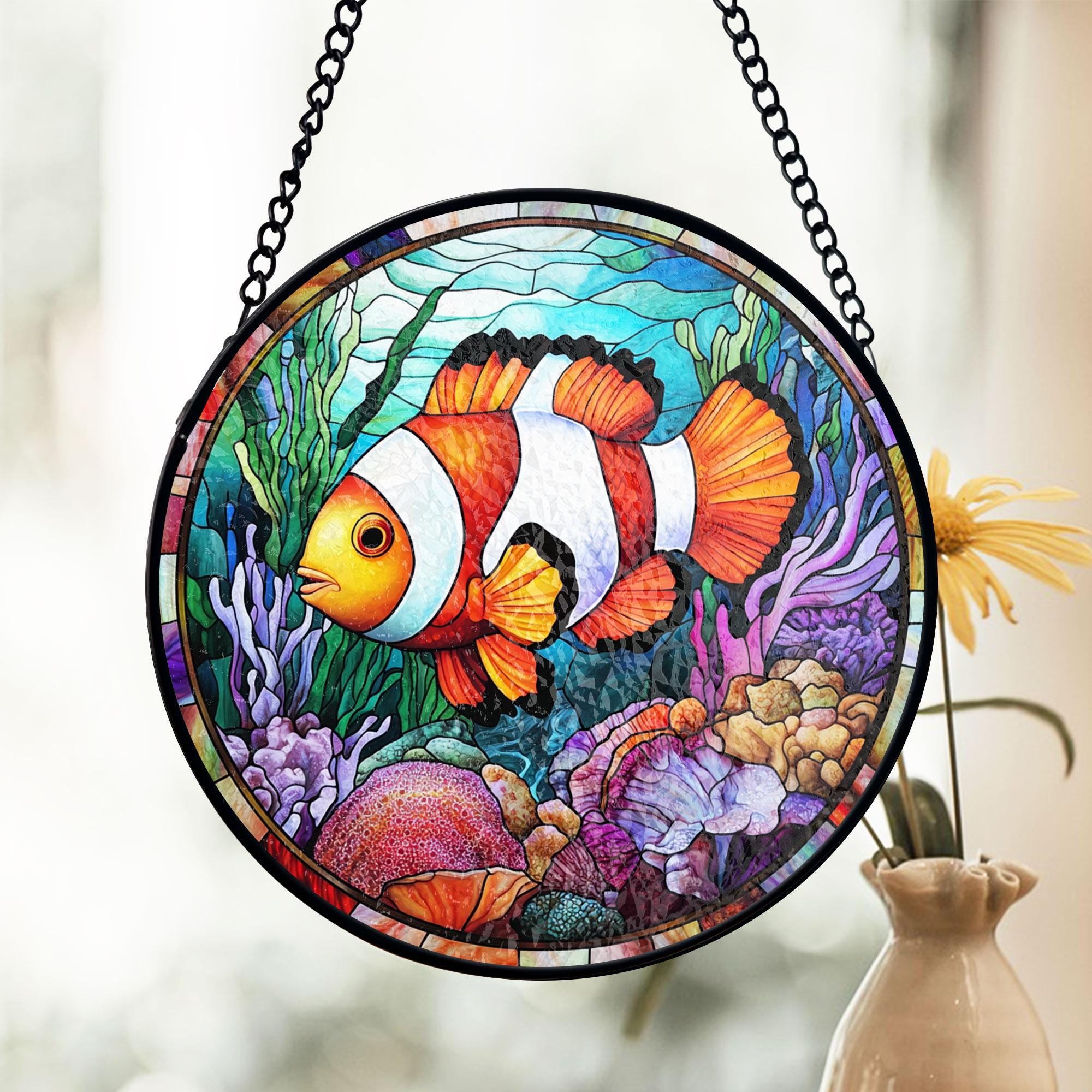 クマノミと鮮やかな海の風景を描いたステンドグラスのサンキャッチャー