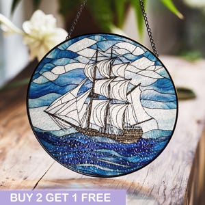 Glasmalerei-Segelschiff-Panel mit Ozeanwellen und blauem Himmel, nautisches Fenster oder Wanddekor