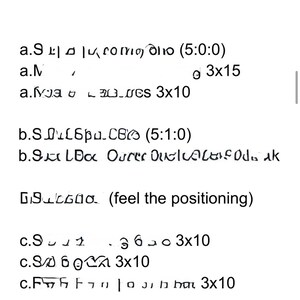 Op de afbeelding: Handgeschreven notities op een wit vel papier met instructies voor een houtbewerkingsproject. De instructies bevatten afmetingen in centimeters en de tekst "Any prehab/rehab*"