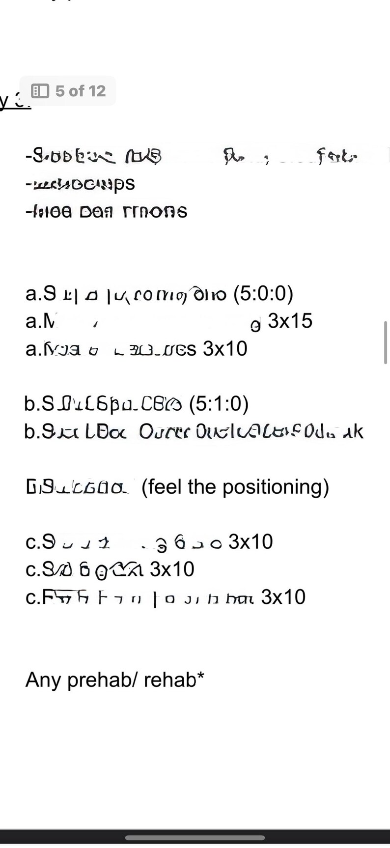 Op de afbeelding: Handgeschreven notities op een wit vel papier met instructies voor een houtbewerkingsproject. De instructies bevatten afmetingen in centimeters en de tekst "Any prehab/rehab*"