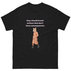 Puede incluir: Camiseta negra con el texto "they should invent actions that don't have consequences" en rosa. Un zorro con un abrigo marrón camina hacia la derecha.