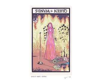 Puede incluir: Ilustración de carta del tarot de la Reina de Bastos invertida. Una mujer con un vestido rosa frente a un micrófono, con llamas y estrellas en el fondo. La carta está titulada "QUEEN OF WANDS" en la parte superior.