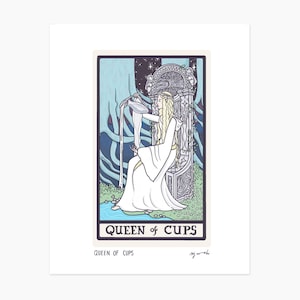 Puede incluir: Una ilustración de carta de tarot de la Reina de Copas. La Reina está sentada en un trono en un entorno de bosque, vertiendo agua de una copa. La carta es de estilo vintage con un esquema de color azul claro, verde y morado. El texto "QUEEN of CUPS" está impreso en la parte inferior de la carta.