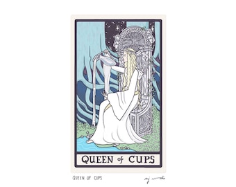 Puede incluir: Una ilustración de carta de tarot de la Reina de Copas. La Reina se representa como una mujer con el pelo largo y rubio, vestida con un vestido blanco y sentada en un trono. Está vertiendo agua de una copa en un arroyo. La carta está sobre un fondo de árboles y estrellas.