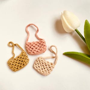 Gehäkelte Mini Oma Tasche für Puppen, Miniatur Tragetasche für Puppe, Puppenzubehör, 9 cm